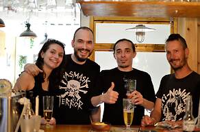 R Guest House - Hostel