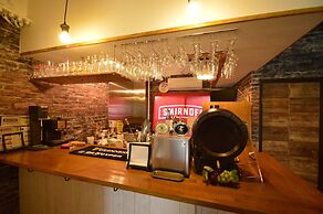 R Guest House - Hostel