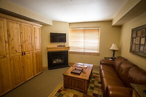 Enormous Condo with Stunning Mountain Views by RedAwning - Save 20% on