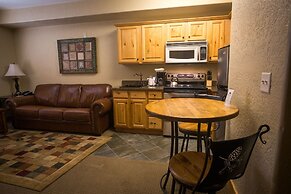 Enormous Condo with Stunning Mountain Views by RedAwning - Save 20% on