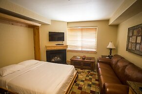 Enormous Condo with Stunning Mountain Views by RedAwning - Save 20% on