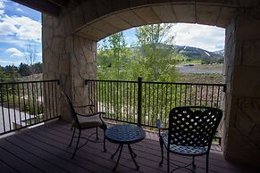 Enormous Condo with Stunning Mountain Views by RedAwning - Save 20% on