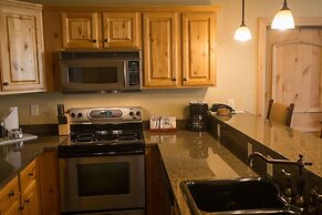 Enormous Condo with Stunning Mountain Views by RedAwning - Save 20% on