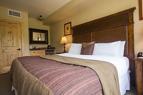 Enormous Condo with Stunning Mountain Views by RedAwning - Save 20% on