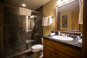 Enormous Condo with Stunning Mountain Views by RedAwning - Save 20% on