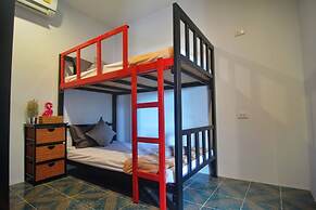 Lanta Hostel - Adults Only