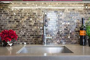QuickStay - Gorgeous 2-Bedroom in the Heart of Downtown
