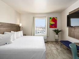 Hotel Mesaluna Near American Consulate