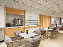 Hotel Mesaluna Near American Consulate