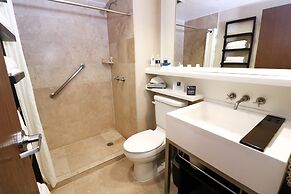 Hotel Mesaluna Near American Consulate