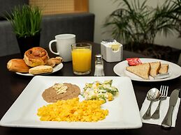 Hotel Mesaluna Near American Consulate