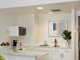 Hotel Mesaluna Near American Consulate