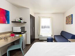 Hotel Mesaluna Near American Consulate