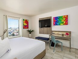 Hotel Mesaluna Near American Consulate