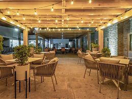 Hotel Mesaluna Near American Consulate