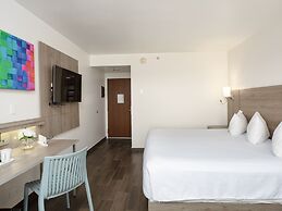 Hotel Mesaluna Near American Consulate