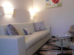 Moonlight Hotel & Suites