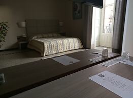 Moonlight Hotel & Suites