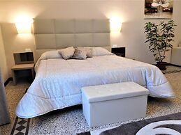 Moonlight Hotel & Suites