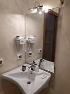 Moonlight Hotel & Suites