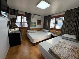 Gudeok Guest House - Hostel
