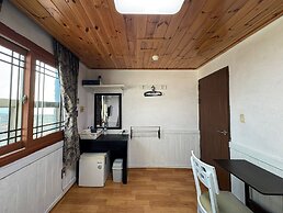 Gudeok Guest House - Hostel