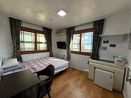 Gudeok Guest House - Hostel