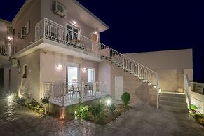 Nikos & Maria Studios