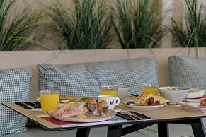 Mouria Studios & Apartments