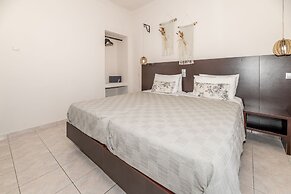 Mouria Studios & Apartments