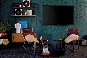 MOXY Minneapolis Uptown