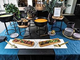 Novotel Chennai Chamiers Road Hotel