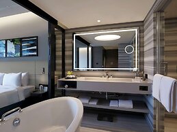 Novotel Chennai Chamiers Road Hotel