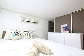 Smiley Apartment 13 - Adults Only