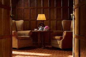 Macdonald Elmers Court Resort