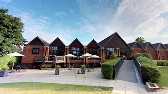 Macdonald Elmers Court Resort