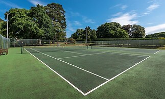 Macdonald Elmers Court Resort