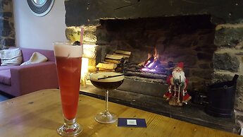 The Cross Foxes- Bar Grill and Rooms