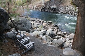 LOGE Leavenworth Riverside