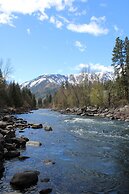 LOGE Leavenworth Riverside