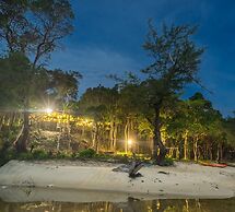 Driftwood Hostel and Bungalows