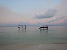 Driftwood Hostel and Bungalows