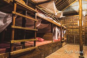 Driftwood Hostel and Bungalows
