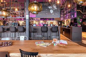 MOXY London Heathrow Airport