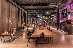 MOXY London Heathrow Airport