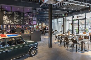 MOXY London Heathrow Airport