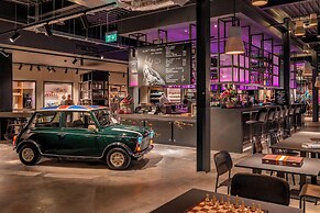 MOXY London Heathrow Airport