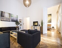 Large Central Apartments Kálmán Imre