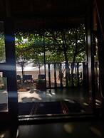 Mariposa Beach Grove