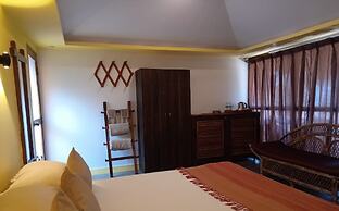 Mariposa Beach Grove